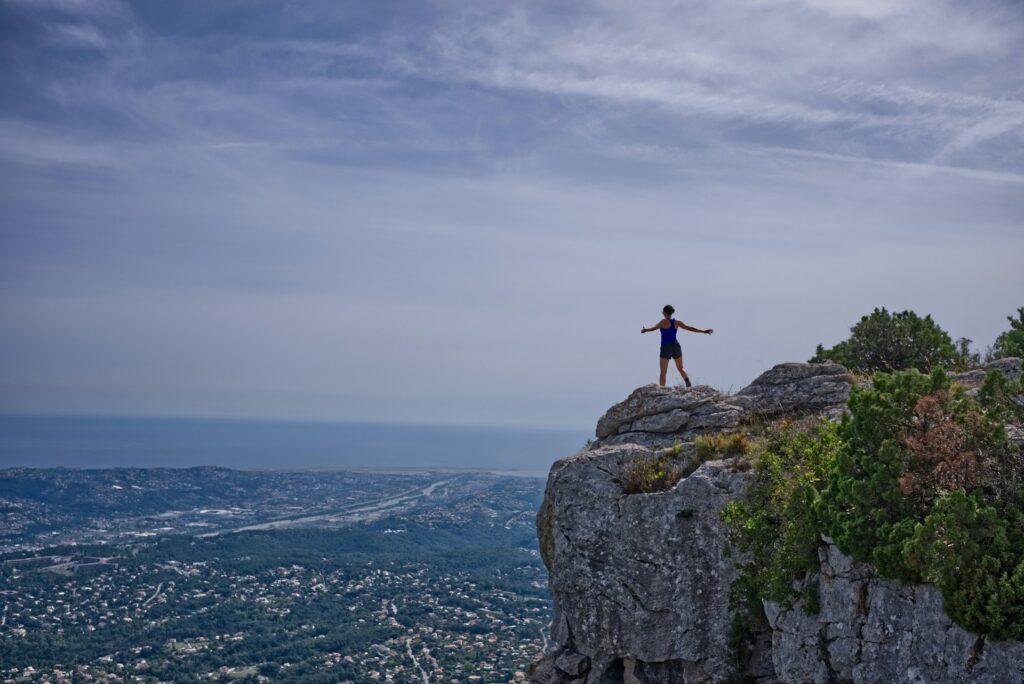 Vue panoramique sur la Méditerranée et les montagnes depuis le sommet du Baous de Saint-Jeannet