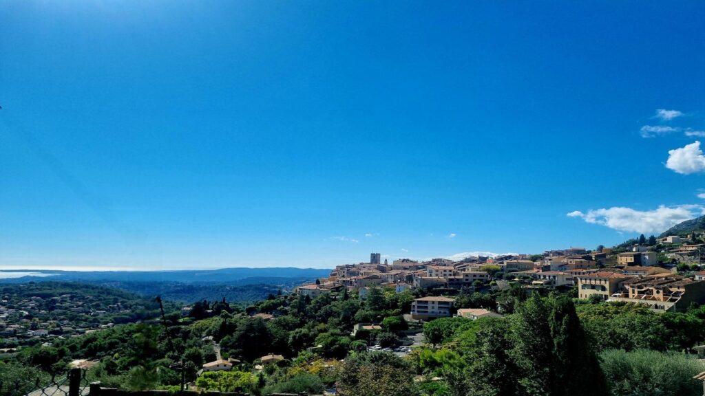 Vue du village de Saint-Jeannet depuis les sentiers de randonnée menant au Baous